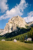 Trekking nel Parco Naturale Puez-Odle. La lunga discesa dal Rifugio Puez a Selva in Valgardena lungo la Vallelunga.
